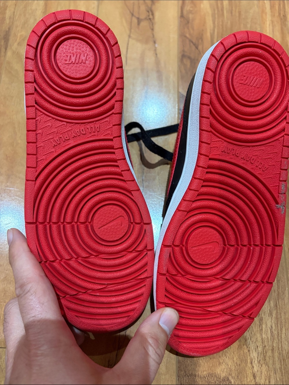 Nike Borough Kids Low-Top Athletic Sneakers in Black and Red size 4 - Picture 3 of 5